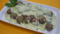 Almôndega com molho de agrião e pimenta rosa