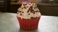 Cupcake de chocolate com merengue de morango super fácil