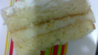 Bolo com creme de coco e chantilly