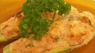 Abobrinha recheada com atum