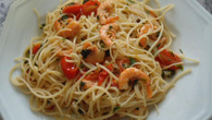 Macarrão com camarões, tomatinhos e manjericão