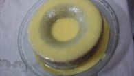 Bolo amarelo de abacaxi com calda de laranja