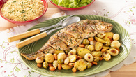 Peixe assado com legumes e molho de coentro 