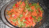 Salada de tomate, alface e cenoura crua