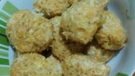 Bolinho de arroz assado com frango desfiado