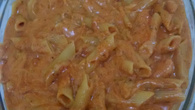 Macarrão penne com queijo e creme de leite