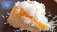 Bolo podre de tapioca gelado com cobertura diferente de doce de bacuri e coco ralado