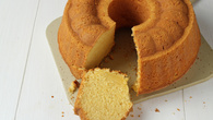 Bolo de mandioca simples e fofinho