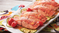 Salmão com abobrinha e tomates cereja