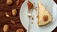 Bolo de nozes com recheio de doce de leite