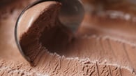 Sorvete com calda de chocolate