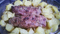 Picanha suína com batatas cobertas de queijo