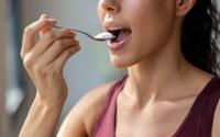 Qual é o iogurte mais proteico para incluir na alimentação? Essa versão costuma ser a mais recomendada por especialistas e o motivo é simples