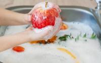 Polêmica: pode lavar fruta com sabão? Veja explica a maneira correta de higienizá-las segundo especialistas