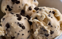 Sorvete caseiro sabor chocotorta viciante: é só bater tudo, juntar com cookie triturado e raspas de chocolate e levar ao freezer