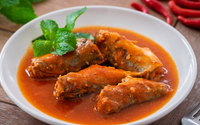 O prato não parece bonito, mas o sabor é de outro mundo: receita de sardinha assada com molho de tomate que minha avó portuguesa adora preparar