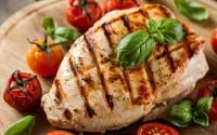 Agora eu só faço frango usando uma pedra de gelo: truque deixa a carne suculenta e macia numa perfeição nunca vista antes!