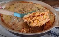Receita melhor que um abraço apertado: arroz de forno cremoso com frango desfiado (eu ainda boto milho!)