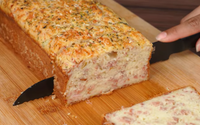 Esse pão delicioso já sai recheado do forno: massa feita no liquidificador fica leve e fofinha