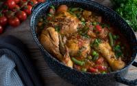 Frango à jardineira: receita fácil para aproveitar os legumes guardados na geladeira