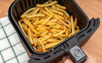 Pouca gente sabe o truque da água quente para fazer batatas fritas realmente crocantes na airfryer