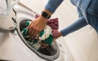 O truque caseiro que muitas pessoas adoram, mas não deveriam: esse produto está arruinando a sua máquina de lavar