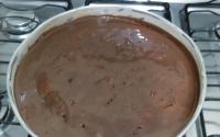 Brigadeiro recheado com bolo de cenoura