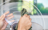 Com quantos anos você descobriu que é assim que se limpa ventilador de teto sem espalhar poeira pela casa?