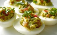 Com atum e abacate: a receita de ovo recheado saudável e rico em proteínas