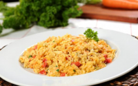 Risoto de arroz integral com frango desfiado: receita simples para um almoço ou jantar especial no fim de semana