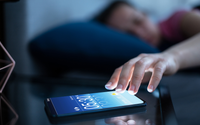Não insista em dormir com o celular ao seu lado na cama