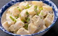 "É seguro deixar fora da geladeira por...": esse é o tempo que a salada de batata pode ficar em temperatura ambiente, de acordo com um cientista de alimentos (é menos tempo do que você pensa!)