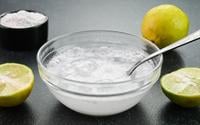 Poucos sabem, mas misturar cascas de limão com sal e bicarbonato de sódio substitui esse produto químico tradicional nas cozinhas