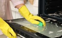 Nem vinagre, nem bicarbonato de sódio: o melhor truque para remover a gordura de fornos e assadeiras e deixar tudo como novo