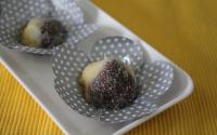 Brigadeiro preto com brigadeiro de maracujá