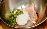Sou cozinheira e garanto: "O segredo do frango macio não é o limão, esse ingrediente deixa ele muito tenro"