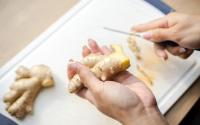 Pare de descascar o gengibre usando faca: outro utensílio torna tudo mais fácil