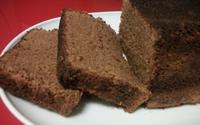 Bolo de chocolate com calda quente de amora