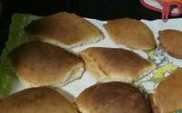 Pão com recheio de frango desfiado
