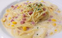 Não sobra um fio de macarrão: espaguete cremoso com bacon e milho é a receita simples que sempre surpreende à mesa