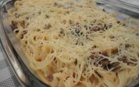 Macarrão com carne moída e queijo