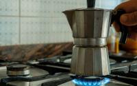 Qual a diferença do café feito na cafeteira italiana? Pode usar café comum? Entenda como funciona no TudoGostoso!