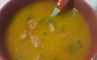 Sopa de mandioca com linguiça