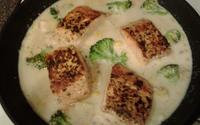 Salmão com molho branco e brócolis
