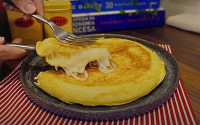 Pronto em 5 minutos: pão de queijo de frigideira é o lanche fácil e delicioso que você queria e não sabia