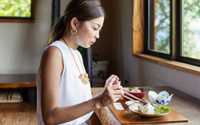 O que significa quando uma pessoa come sozinha em restaurantes, de acordo com a psicologia