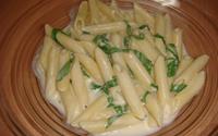 Penne ao molho de gorgonzola e rúcula