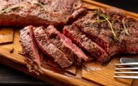 Adeus bife duro e sem graça: o truque simples para deixar a carne suculenta e cheia de sabor