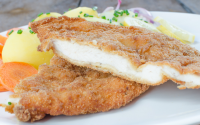 Como fazer um frango à milanesa suculento por dentro e crocante por fora? Aqui estão as dicas de uma receita perfeita!
