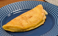 Nem crepe, nem omelete: pão de queijo tamanho família e feito na frigideira é a receita perfeita para o lanche